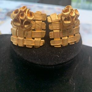 Amazing Designer vintage Annick Goutal, Paris basket weave clip earrings